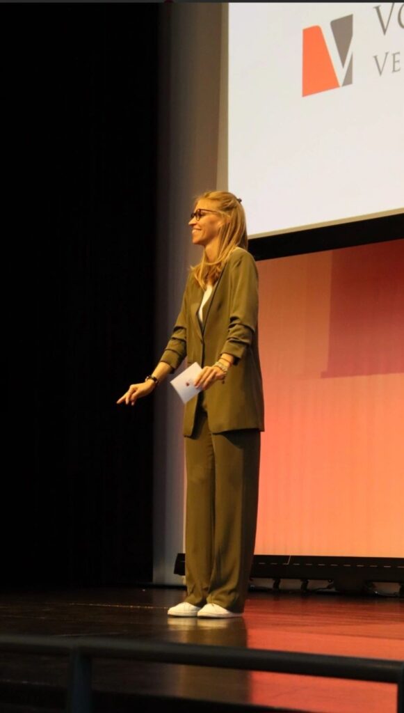 Anne-Lea Marte Moderation Moderatorin Schweiz Swiss Sales Forum